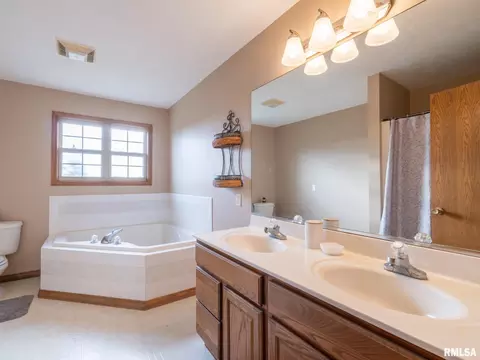 Bath - 2215 County Road 600 N Rd, Secor, IL 61771 photo 3 of 4