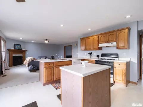 Kitchen - 2215 County Road 600 N Rd, Secor, IL 61771 photo 5 of 12