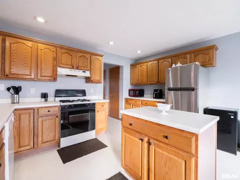 Kitchen - 2215 County Road 600 N Rd, Secor, IL 61771 photo 12 of 12