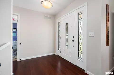 Entry Way - 5 Osprey Ct, Pekin, IL 61554 photo 1 of 3