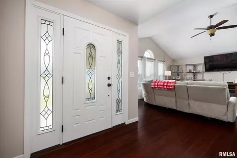 Entry Way - 5 Osprey Ct, Pekin, IL 61554 photo 2 of 3