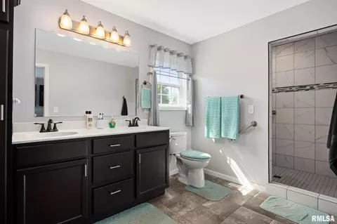 Bath - 5 Osprey Ct, Pekin, IL 61554 photo 3 of 5