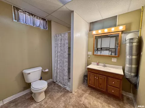 Bath - 439 E Yeiser St, Macomb, IL 61455 photo 2 of 2