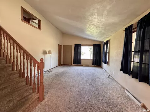 Living - 439 E Yeiser St, Macomb, IL 61455 photo 2 of 5