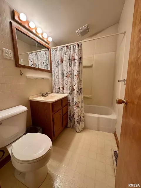 Bath - 439 E Yeiser St, Macomb, IL 61455 photo 1 of 2