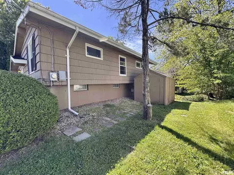 Exterior - 439 E Yeiser St, Macomb, IL 61455 photo 4 of 5