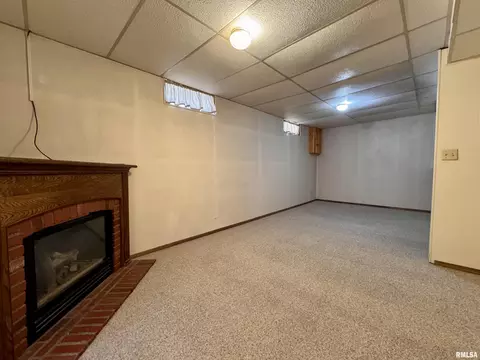 Living - 439 E Yeiser St, Macomb, IL 61455 photo 5 of 5