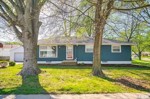 225 N Stewart St, Creve Coeur, IL 61610