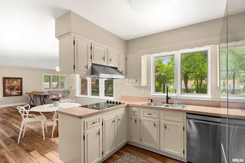 Kitchen - 210 E Morningside Dr, Peoria, IL 61614 photo 4 of 5