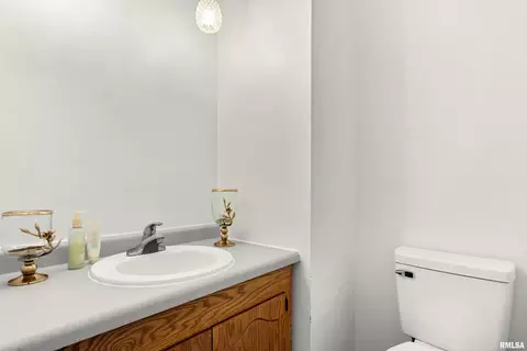 Bath - 210 E Morningside Dr, Peoria, IL 61614 photo 2 of 4