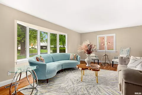 Living - 210 E Morningside Dr, Peoria, IL 61614 photo 1 of 8
