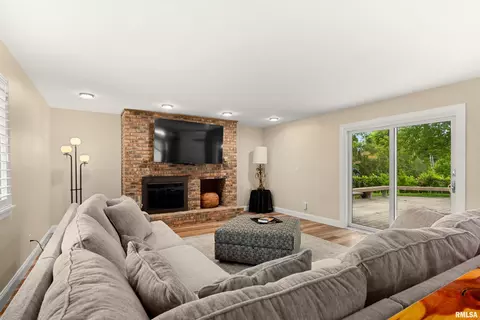Living - 210 E Morningside Dr, Peoria, IL 61614 photo 7 of 8