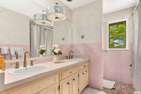 Bath - 210 E Morningside Dr, Peoria, IL 61614 photo 4 of 4