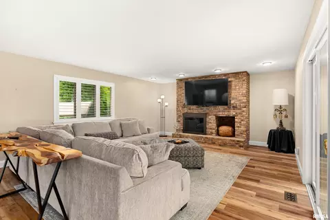 Living - 210 E Morningside Dr, Peoria, IL 61614 photo 6 of 8