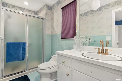 Bath - 210 E Morningside Dr, Peoria, IL 61614 photo 3 of 4