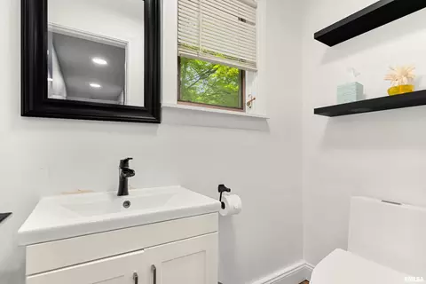 Bath - 210 E Morningside Dr, Peoria, IL 61614 photo 1 of 4