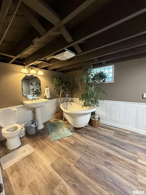 Bath - 115 Grove St, Anna, IL 62906 photo 2 of 2