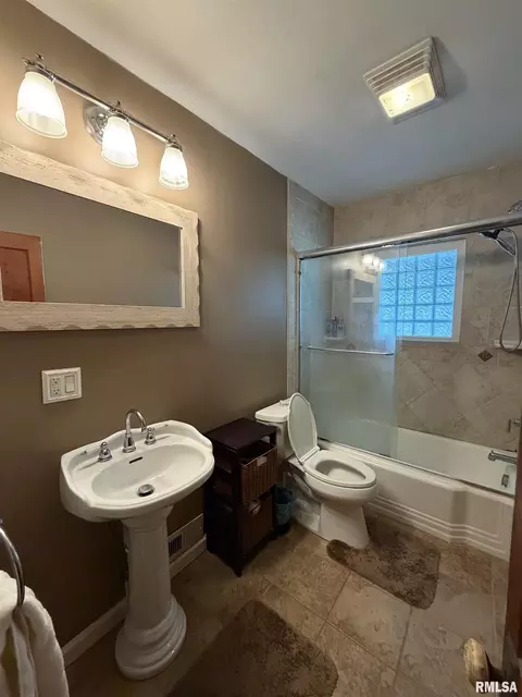 Bath - 115 Grove St, Anna, IL 62906 photo 1 of 2