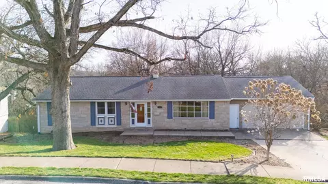 1930 Saint Clair Dr, Pekin, IL 61554