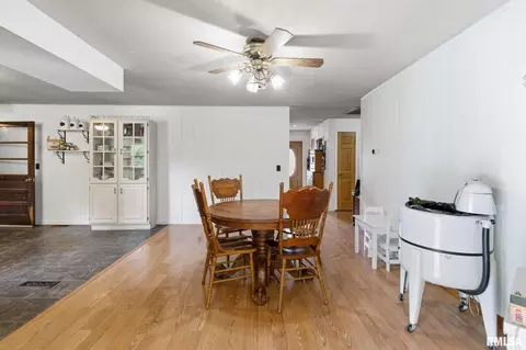 Dining - 1830 King St, Eldorado, IL 62930 photo 1 of 2