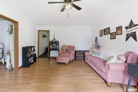 Living - 1830 King St, Eldorado, IL 62930 photo 2 of 4