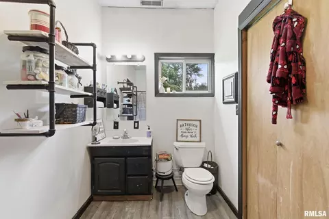 Bath - 1830 King St, Eldorado, IL 62930 photo 2 of 3