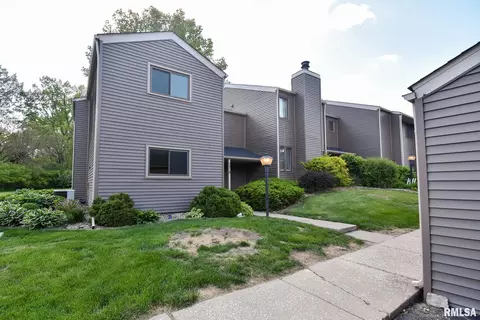 5818 N Old Hickory Ln, Peoria, IL 61615