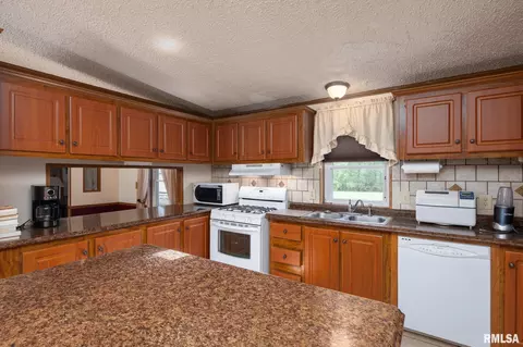 Kitchen - 305 Pointer Ln, Carbondale, IL 62901 photo 2 of 3