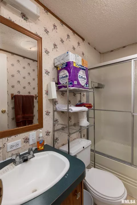 Bath - 305 Pointer Ln, Carbondale, IL 62901 photo 2 of 2