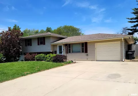 2217 Crestview Dr, Pekin, IL 61554