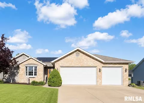 1816 Parkfield Dr, Pekin, IL 61554