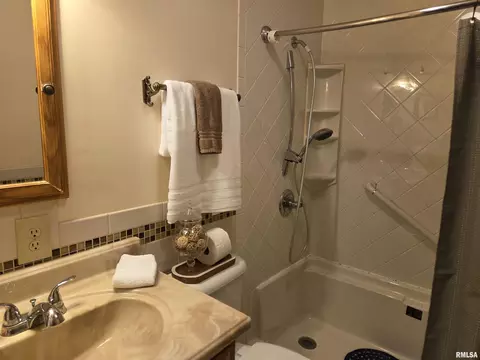 Bath - 741 Bobby Ave, Macomb, IL 61455 photo 2 of 4