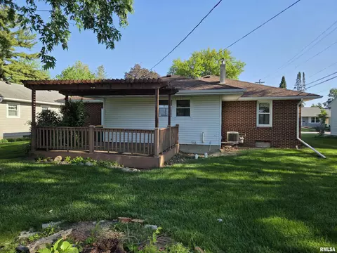 Exterior - 741 Bobby Ave, Macomb, IL 61455 photo 6 of 9