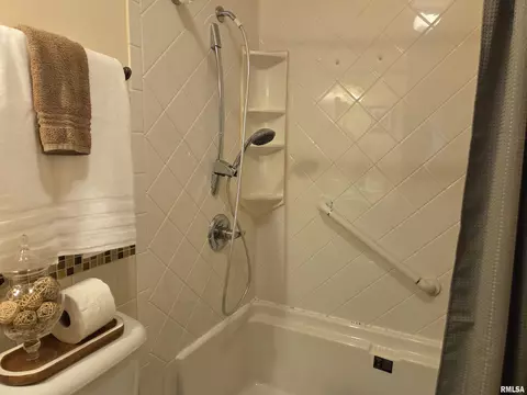 Bath - 741 Bobby Ave, Macomb, IL 61455 photo 3 of 4
