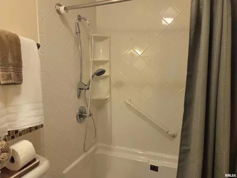 Bath - 741 Bobby Ave, Macomb, IL 61455 photo 4 of 4