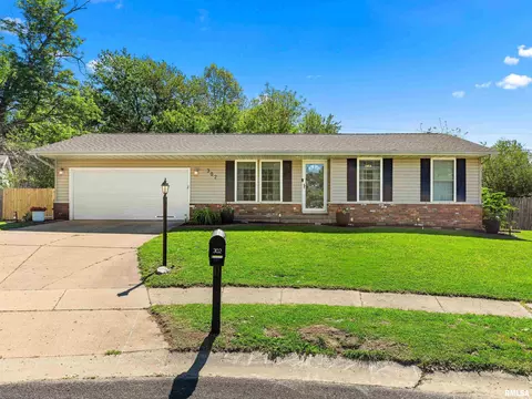 302 Carlock Ct, Washington, IL 61571