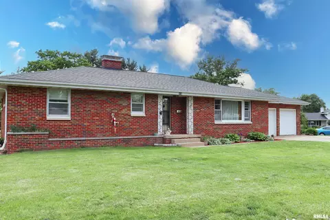 410 Wilshire Dr, Washington, IL 61571