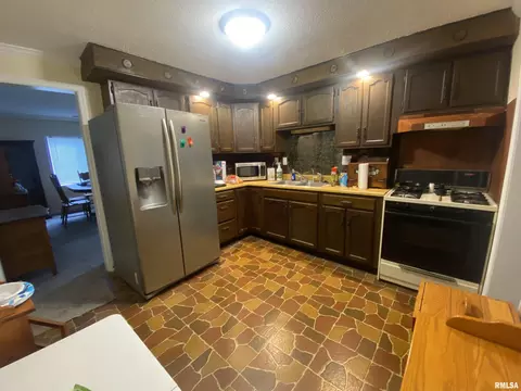 Kitchen - 35 W Beech St, Canton, IL 61520 photo 2 of 2