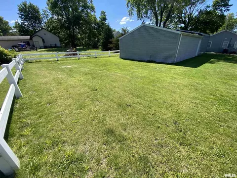 Exterior - 35 W Beech St, Canton, IL 61520 photo 14 of 19