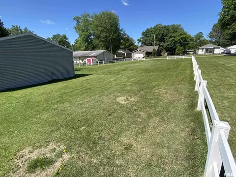 Exterior - 35 W Beech St, Canton, IL 61520 photo 15 of 19