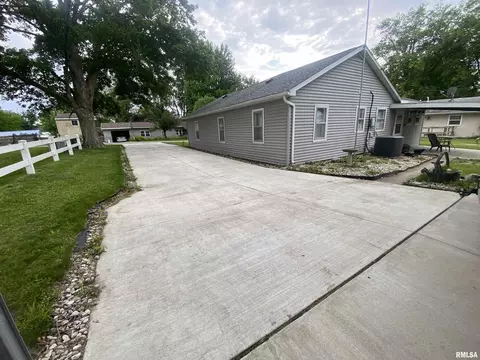 Exterior - 35 W Beech St, Canton, IL 61520 photo 7 of 19