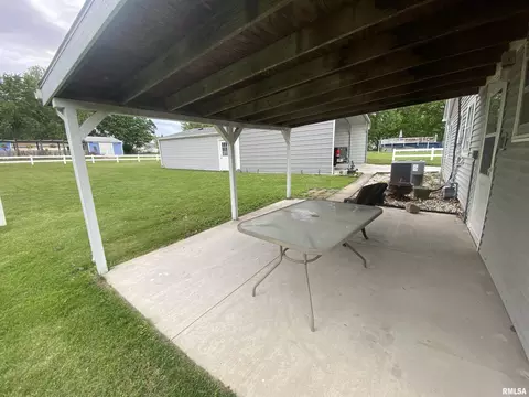 Exterior - 35 W Beech St, Canton, IL 61520 photo 5 of 19