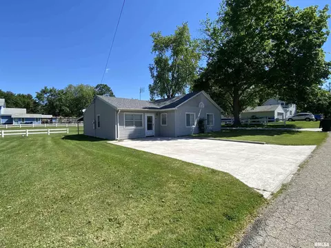 Exterior - 35 W Beech St, Canton, IL 61520 photo 3 of 19