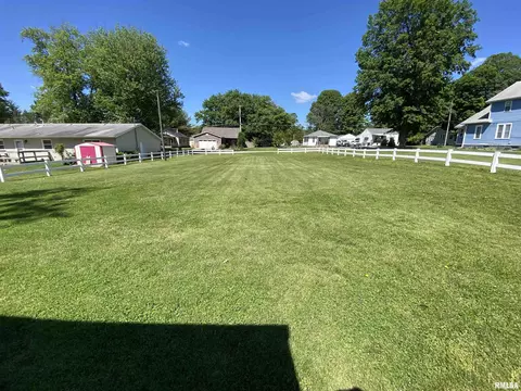 Exterior - 35 W Beech St, Canton, IL 61520 photo 16 of 19
