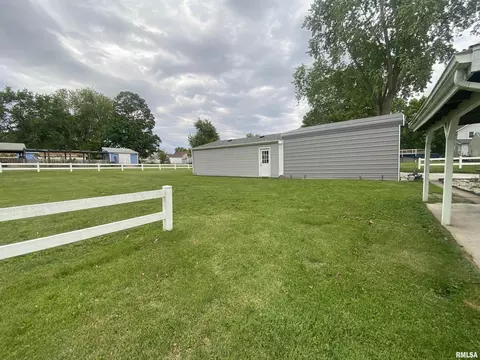 Exterior - 35 W Beech St, Canton, IL 61520 photo 6 of 19