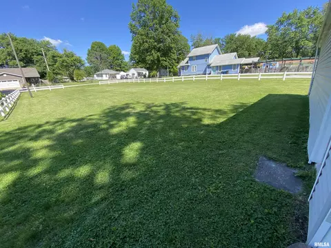 Exterior - 35 W Beech St, Canton, IL 61520 photo 17 of 19
