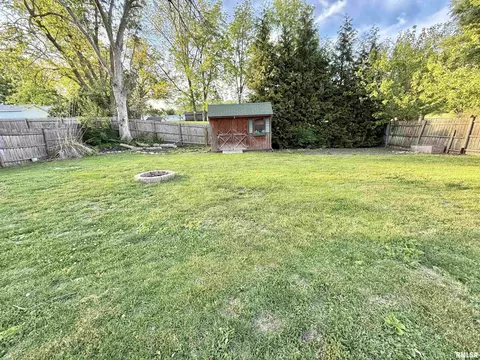Exterior - 1035 E Myrtle St, Canton, IL 61520 photo 3 of 4