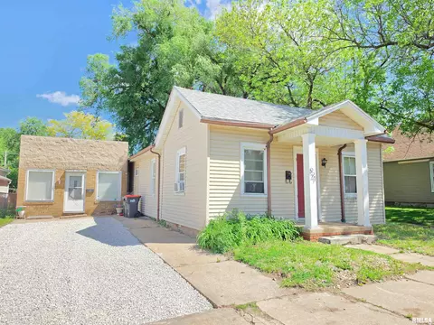 921-923 Ann Eliza St, Pekin, IL 61554