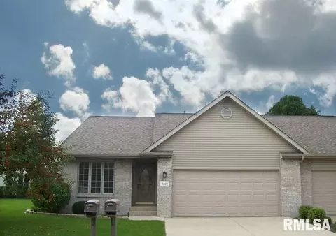 1802 Golfview Ln, Pekin, IL 61554