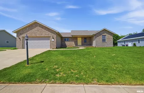20 Ashwood Ln, Pekin, IL 61554